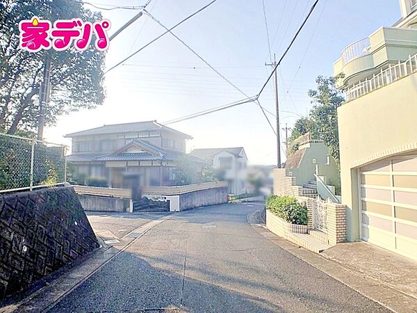 前面道路も広く車通りも少ないので、運転が苦手な方でも自分のペースで駐車ができます！