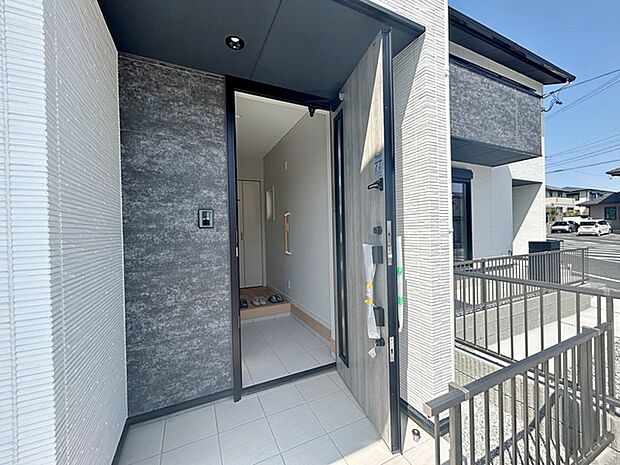 落ち着いた雰囲気の玄関です