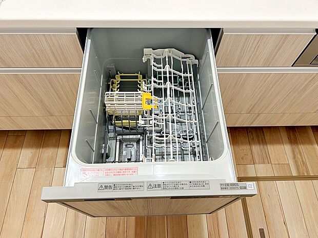 食器洗浄乾燥機は時間のかかる食器洗いを楽にしてくれる上に水道代も安くなるスグレモノ