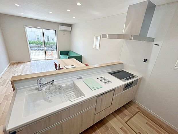 お料理の用意や後片付けもスマートな対面キッチン。お料理中もリビングのご家族と会話が弾みます