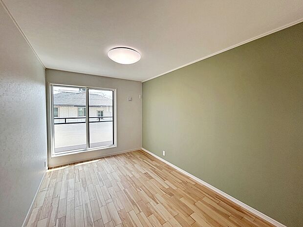 【洋室7.5帖】 寝室は、LDKとは違った優しく落ち着いた空間。バルコニーへ行き来できます!