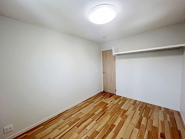【洋室6帖】 お子様の一人部屋に最適な居室です。クローゼット付きで自然とお片付けできる環境に!