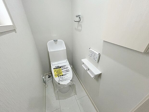 温水洗浄機能の付いたトイレは小窓が付き採光や換気にも役立ちます。明るいトイレは清潔感があり気持ちが良いですね