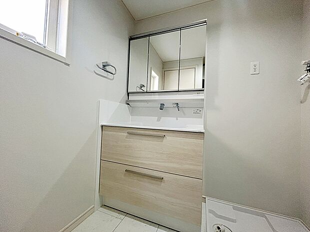 収納付きのシャワードレッサーです。下部の収納スペースには、お風呂の掃除用品や、洗濯洗剤のストックを収納し、鏡後ろの収納スペースは化粧水などのスキンケア容器などの収納に便利です