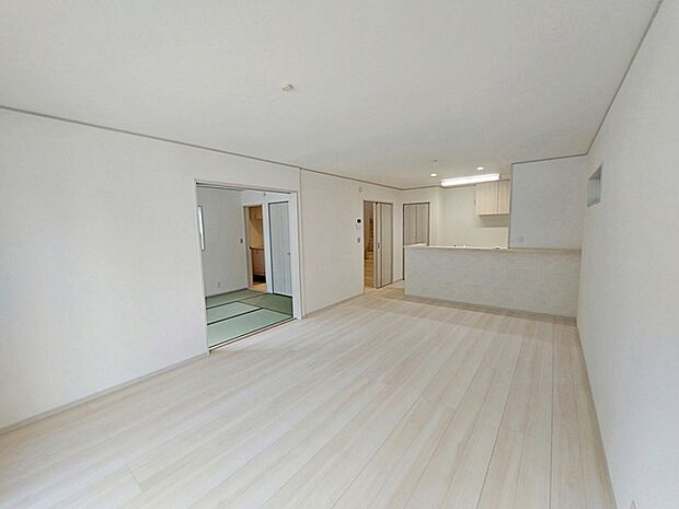 ナチュラルな色合いの17.66帖LDKです。家具やインテリアの選択肢が広がりそうです。ご家族が自然と集って思い出がたくさん生まれる空間になります。