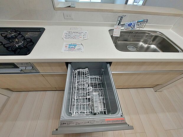 食器洗浄乾燥機は時間のかかる食器洗いを楽にしてくれる上に水道代も安くなるスグレモノ