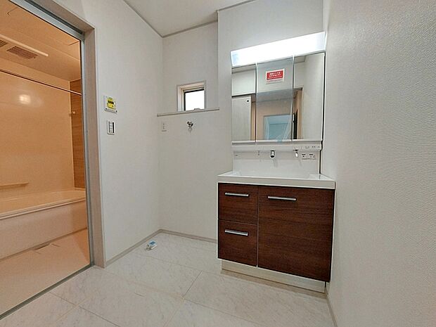 スタイリッシュな洗面台。上からの吐水なので、水栓まわりに水がたまににくく、お手入れが簡単です。三面鏡の裏は収納になっており、小物もスッキリ片付きます。