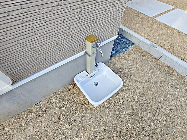 立水栓が設置されています!お庭の水撒き、洗車、お掃除、お子様の水遊びなど便利です!