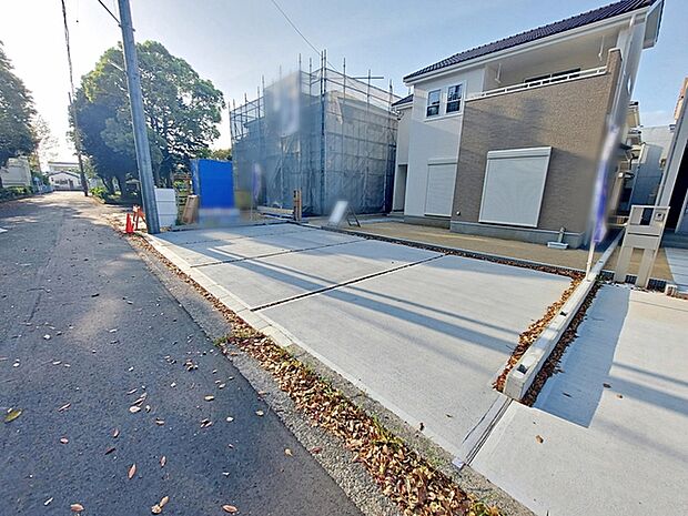 コンクリート駐車場で見た目もオシャレ。車体やタイヤに負担がなく駐車可能な並列駐車場