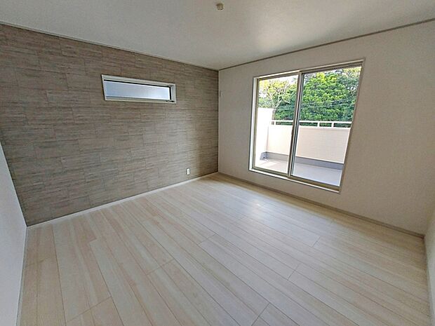 【洋室8帖】 2面採光で、晴れの日の日中はいつも明るい室内に。窓を開放すれば気持ちの良い風が入ります。