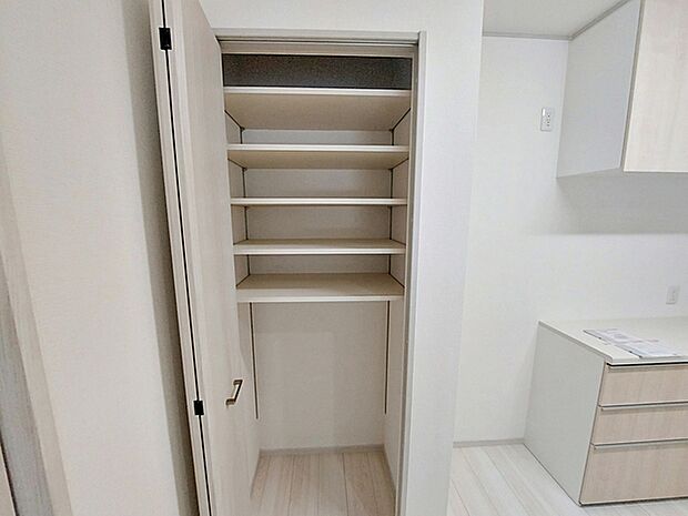 【パントリー】 パントリースペースは買い置きなどに最適です。充実した収納スペースでキッチンをスッキリ片付けられます。