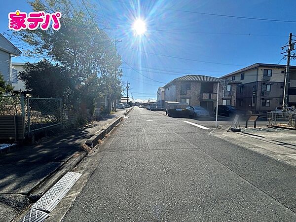 前面道路は公道で、車のすれ違いもラクラクな広々8ｍの幅があります