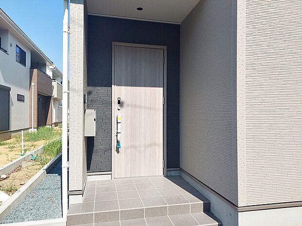 玄関が深い位置にあるので雨に濡れることなく身支度ができます 