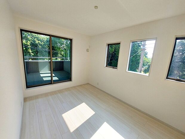 【洋室6帖】 お子様にとっての初めての「自分の部屋」。二面採光で明るいお部屋です