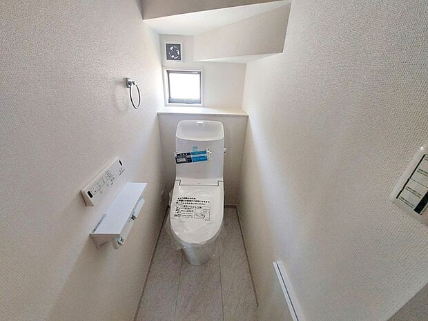 【トイレ】 窓があり温水洗浄機能の付いた快適なトイレを1階と2階に設置。使用が重なる朝も2ヶ所あれば安心ですね!