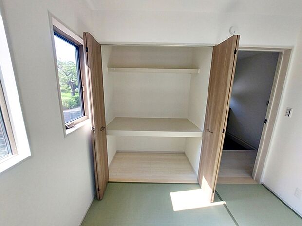 和室には押入があり、座布団やお布団などの奥行のある物の収納などに大活躍!