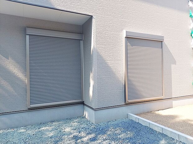 外観を損なわないシンプルなデザインの操作しやすいシャッター！防犯や台風対策に効果的です。 