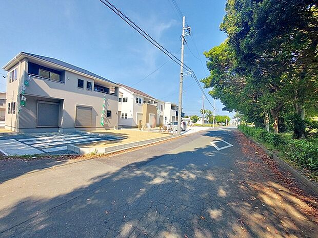 前面道路:公道南側約6.39m幅 前面道路と敷地に高低差がなく、お車の出入庫もスムーズに行えます。