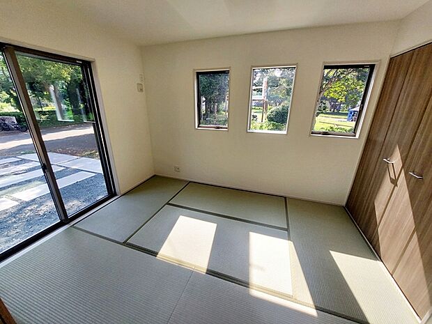 【和室6帖】 ゆったりとくつろげる和室は二面採光で明るく、お子様の遊び場や家族団らんのスペースになりそうですね！ 