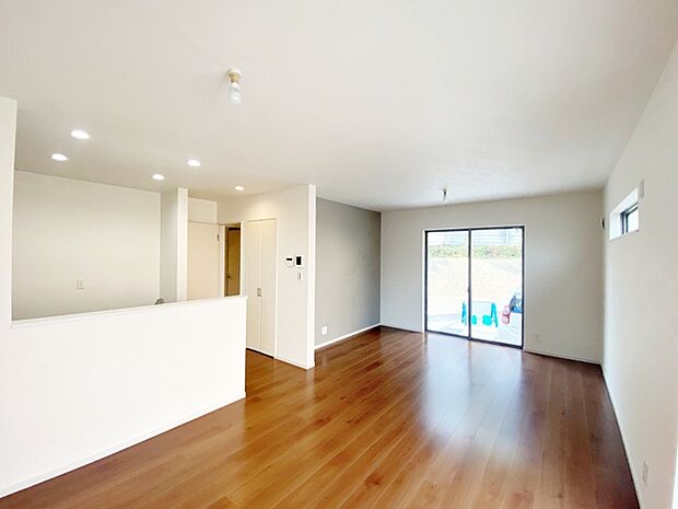 【リビング18帖】 のんびりくつろぐソファや、お食事を楽しむダイニングセットを置いても圧迫感はありません。 