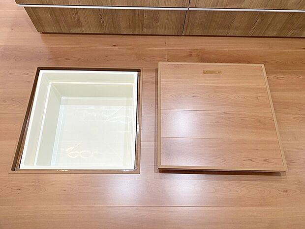 点検口を兼ねたキッチン床下収納庫。