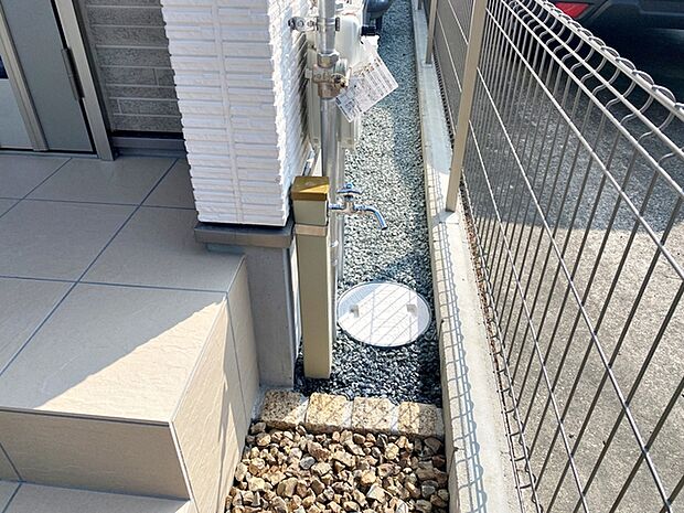 玄関横には立水栓が設置されています!お庭の水撒き、洗車、お掃除、お子様の水遊びなど便利です!