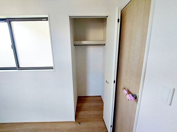 壁面クローゼットがあればタンスを置く必要がなく、出っ張りのないスッキリ空間を維持できます。