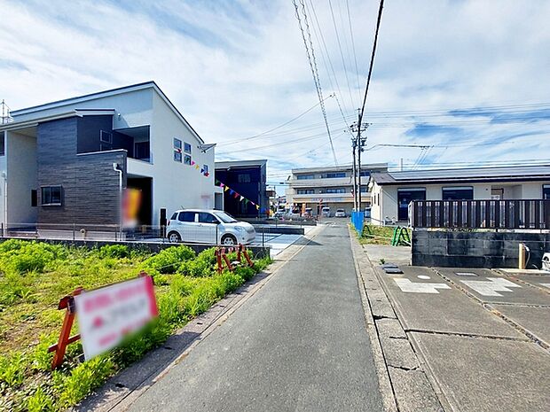 前面道路:公道東側約3.5m幅。前面は車通りの少ない道路。お車の出し入れが苦手な方も安心ですね。