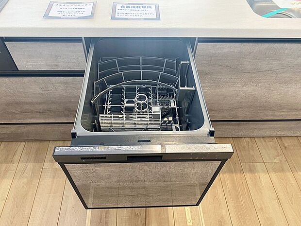 食器洗浄乾燥機は時間のかかる食器洗いを楽にしてくれる上に水道代も安くなるスグレモノ