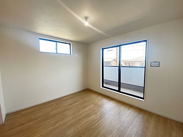 【洋室約8.5帖(WIC含む)】 キングサイズのベッドも置ける約8.5帖のゆとりある主寝室。光も取り入れやすく明るい空間になっています。