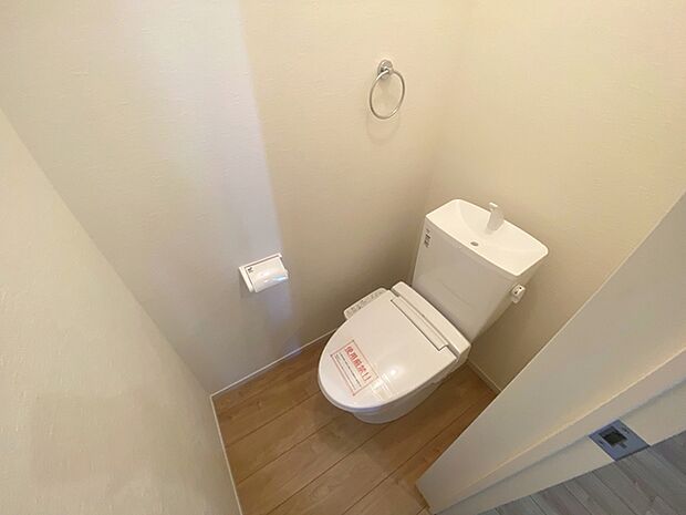 【トイレ】 各フロア1カ所ずつシャワー機能付トイレを設置しており、忙しい朝の混雑も解消!