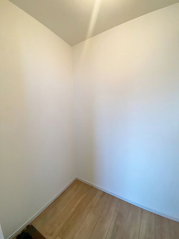 【ウォークインクローゼット】 WICは洋服、帽子、バッグなど全て収納可能!お部屋がスッキリ整理整頓できます!