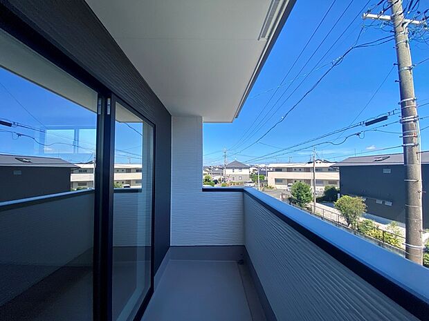 【バルコニー】 バルコニーが2面あり、陽当たり良好で、晴れた日には洗濯物がカラッと乾きますね