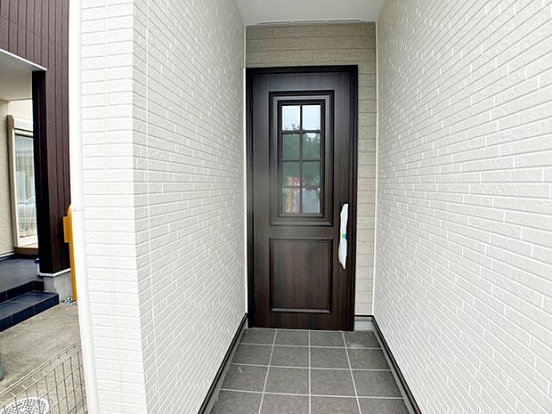 玄関が深い位置にあるので雨に濡れることなく身支度ができます