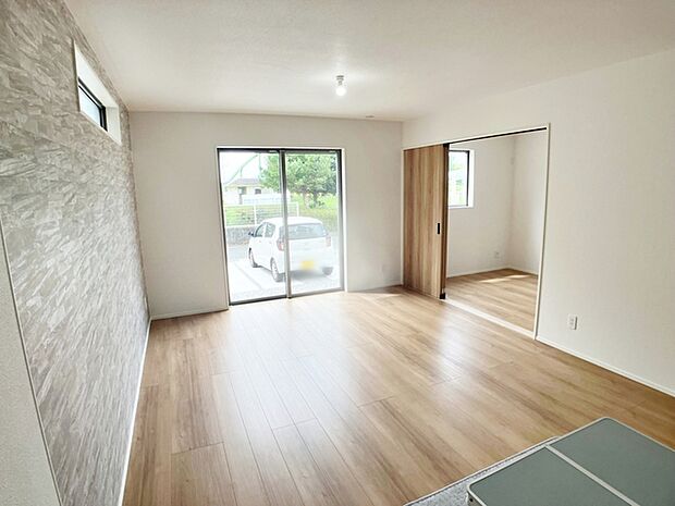 【リビング17.5帖】 家族団らんの時間が増えそうな明るいリビング。隣接する洋室へもスムーズでたくさんのゲストも迎えれます。