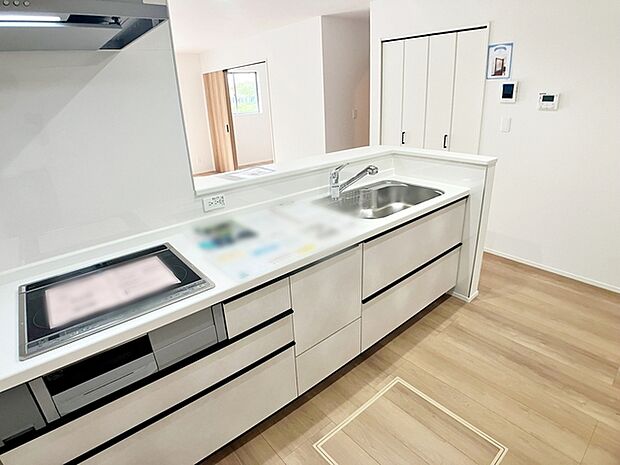 【キッチン】 小さなお子様にも目が届く、使い勝手の良い対面キッチンで楽しくお料理ができます!