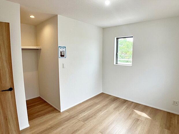 【洋室6帖】 お子様の一人部屋に最適な居室です。収納付きで自然とお片付けできる環境に！ 