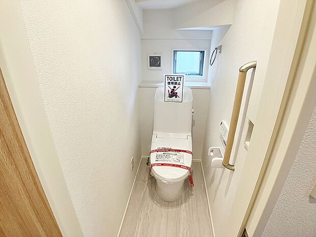 【トイレ】 多機能な温水洗浄便座付きでお掃除がしやすい、清潔なトイレです