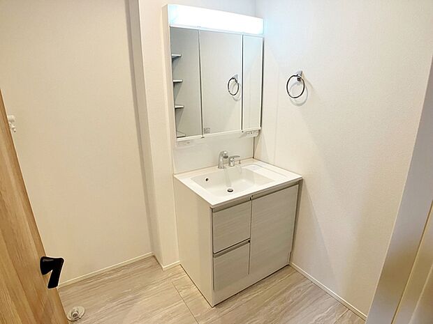 【洗面台】 洗髪・洗面・化粧などができる機能と収納スペースを一体化した洗面台です。