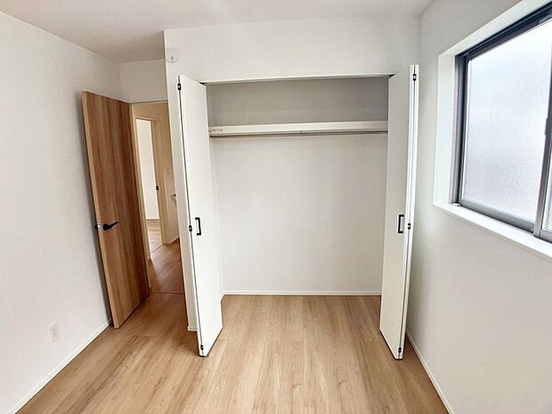 壁面クローゼットがあればタンスを置く必要がなく、出っ張りのないスッキリ空間を維持できます。  