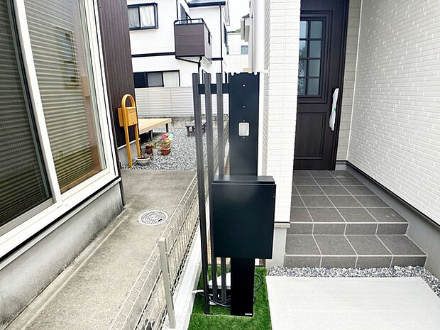 ポストやインターホン等一体型のシンプルな門柱が標準設備！ 