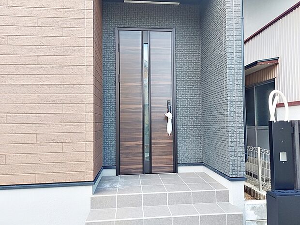 雨の日の出入りも濡れにくい玄関ポーチ 