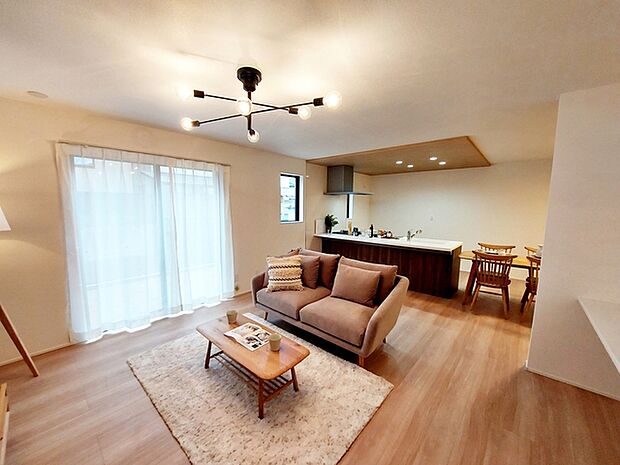 【リビング20.87帖】 LDKはゆとりの20.87帖、家族がのびのびと過ごせる場所です！大きな窓のあるリビングは、陽光あふれる明るい空間です。居心地良く、憩いの空間となりそうですね。 