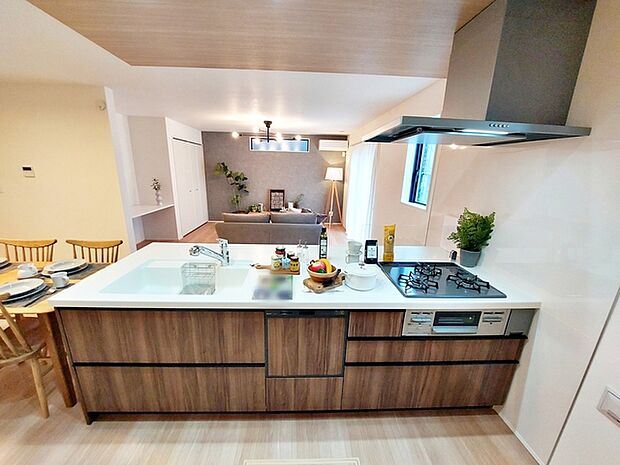 【キッチン】 小さなお子様にも目が届く、使い勝手の良い対面キッチンで楽しくお料理ができます！ 