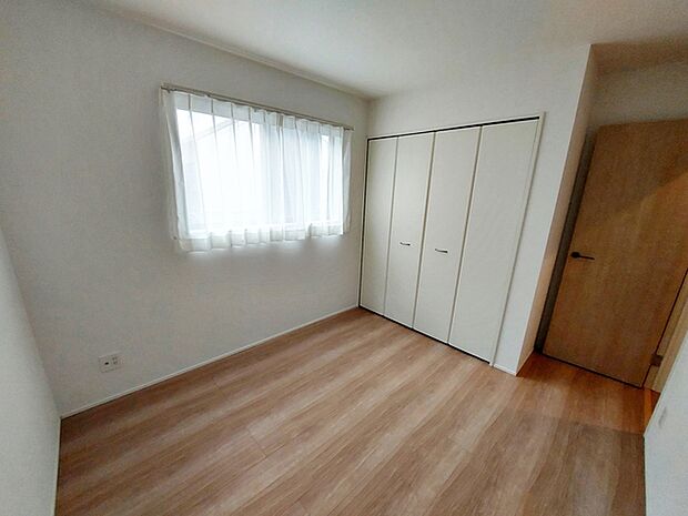 【洋室5.25帖】 お子様の一人部屋に最適な居室です。クローゼット付きで自然とお片付けできる環境に!