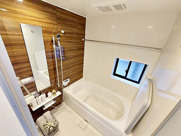 【浴室】 ゆったり入れる浴槽、一日の疲れを癒してくれるくつろぎのバスタイムを…