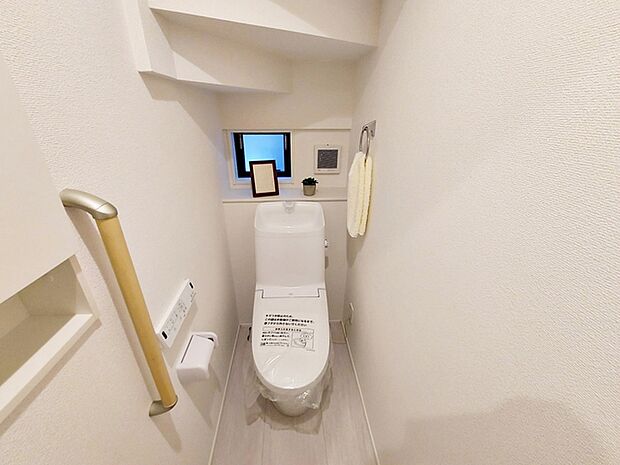 【トイレ】 多機能な温水洗浄便座付きでお掃除がしやすい、清潔なトイレです