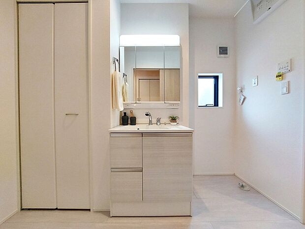 【洗面台】 洗髪・洗面・化粧などができる機能と収納スペースを一体化した洗面台です。