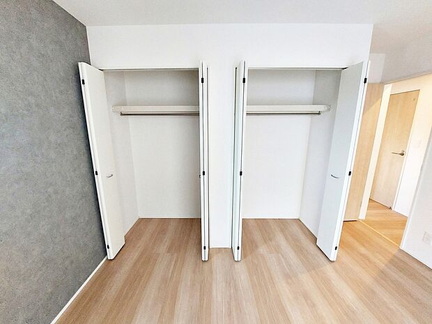 【クローゼット】 壁面クローゼットがあればタンスを置く必要がなく出っ張りのないスッキリ空間を維持できます。