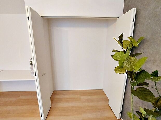 【リビング収納】 ＬＤＫ収納があることで、家族で共有できるものが全てこの収納に集約できます！  